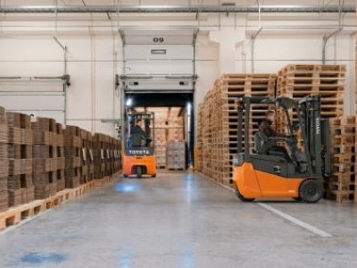 I carrelli elevatori devono cambiare gomme come le auto?